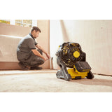 Ventilateur de chantier DeWalt, outil portable jaune et noir, utilisé dans une pièce en rénovation