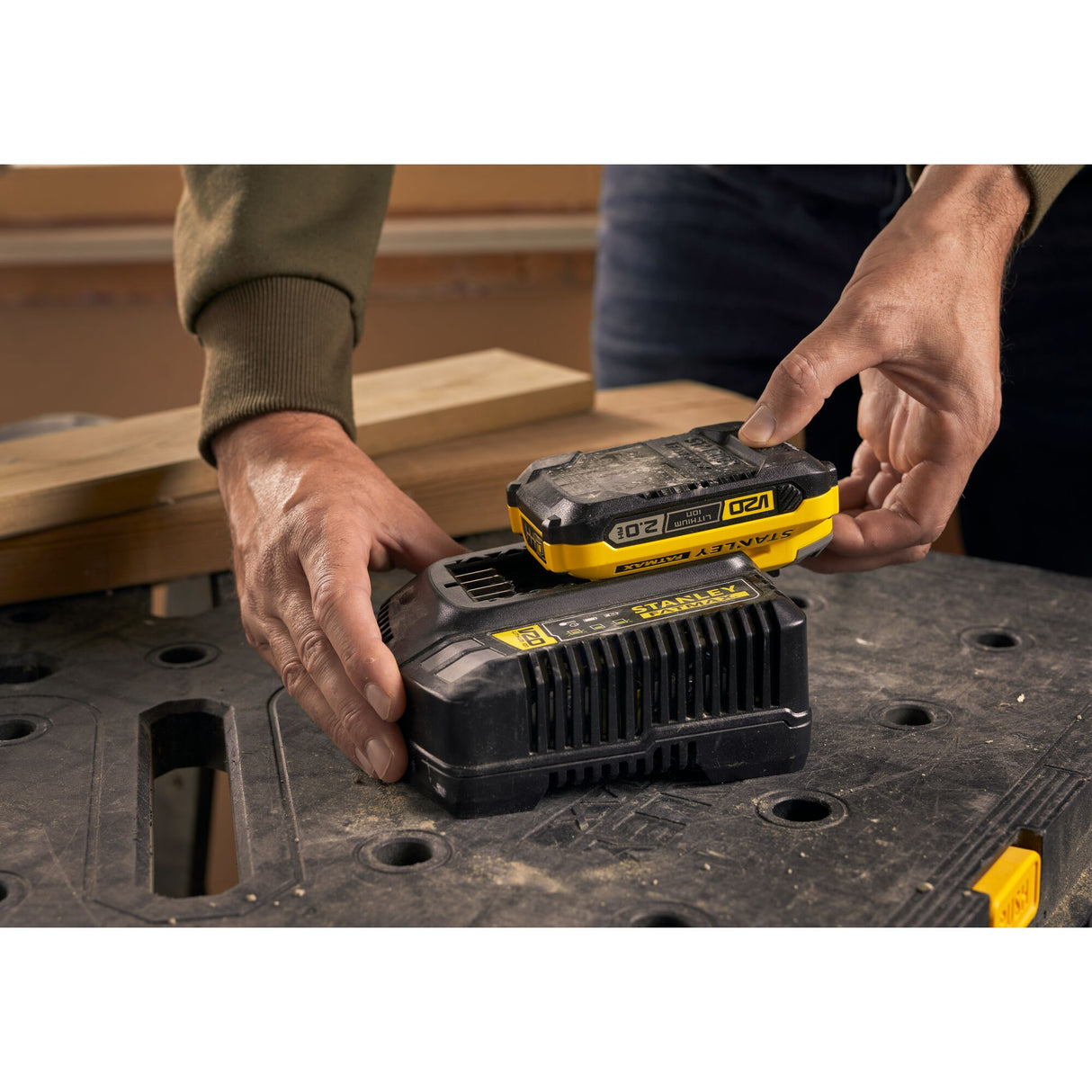 Chargeur de batterie Stanley, type outillage électroportatif, couleur noire et jaune
