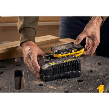 Chargeur de batterie Stanley, type outillage électroportatif, couleur noire et jaune