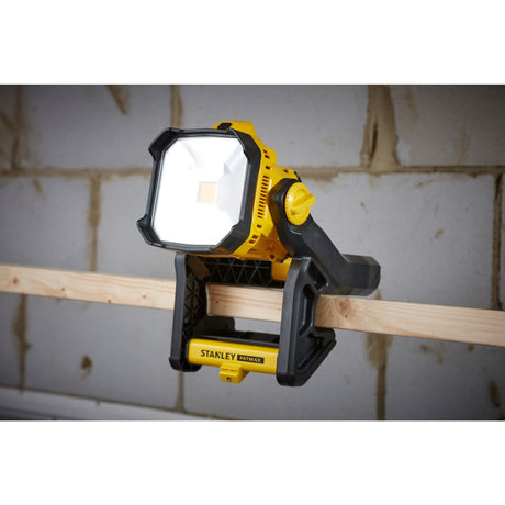 Projecteur LED Stanley Fatmax, lampe de chantier jaune et noire fixée sur une planche