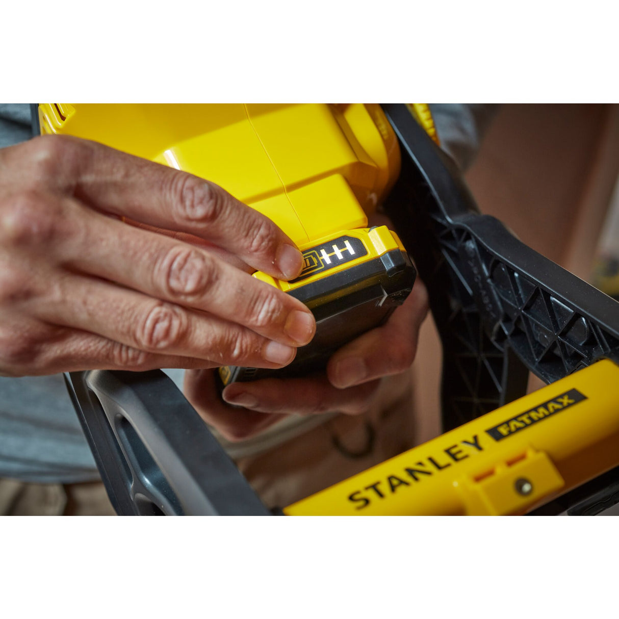 Cloueur jaune Stanley FATMAX, outil électroportatif de bricolage, en utilisation.