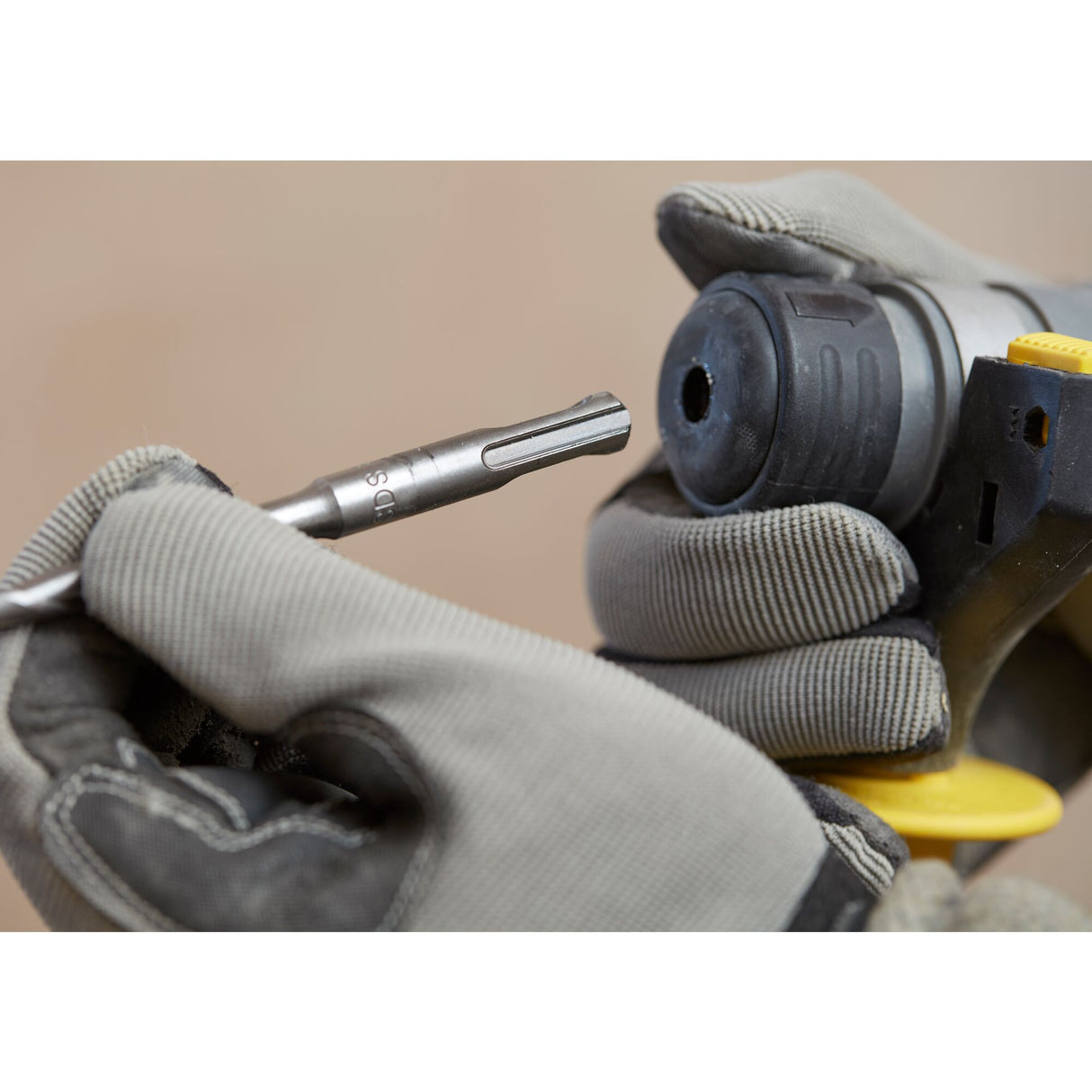 Foret SDS-plus Stanley, foret métallique, couleur argent, utilisé avec perceuse.