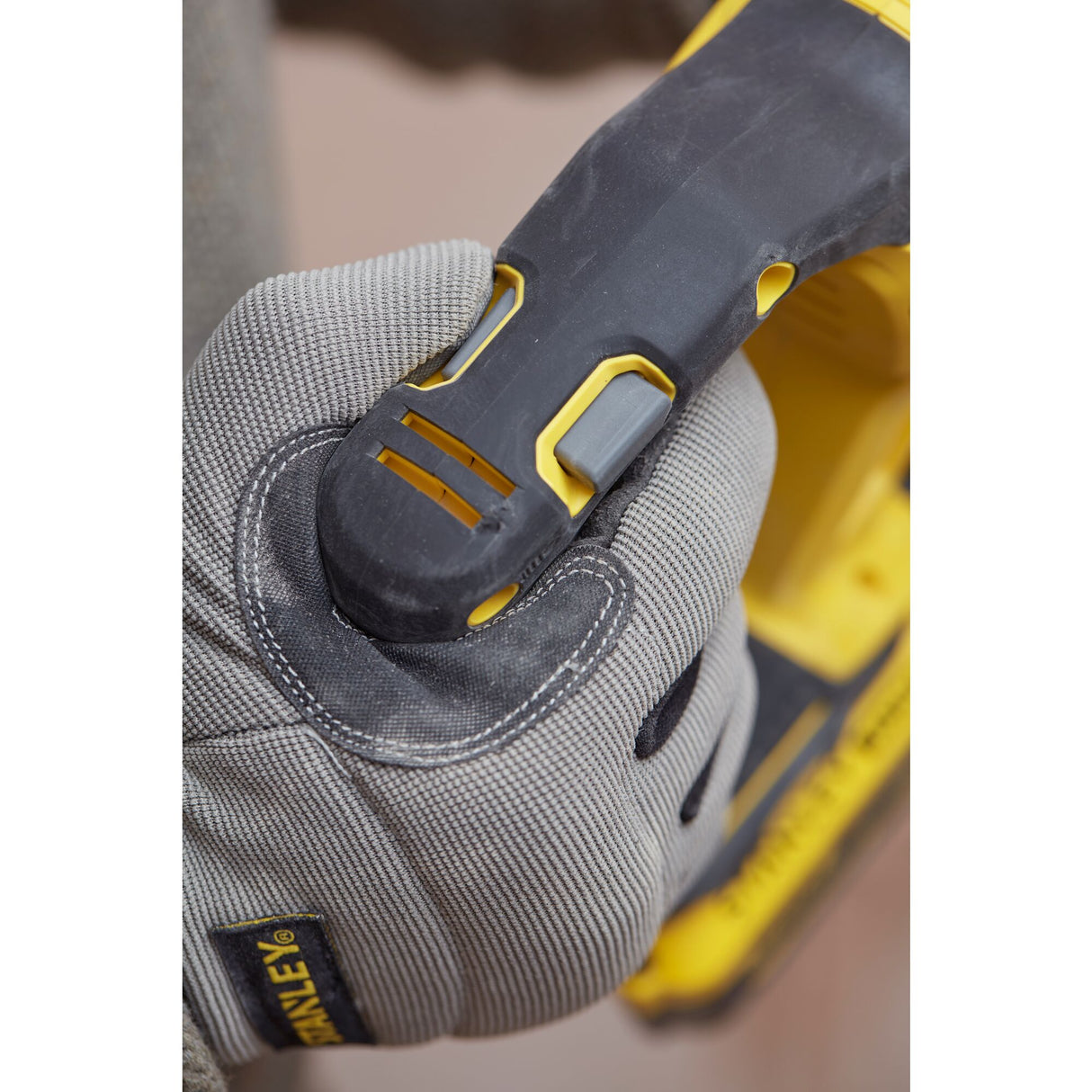 Gant de protection Stanley gris, outil électroportatif jaune et noir, usage professionnel