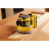 Ponceuse orbitale Stanley Fatmax, électrique, couleur jaune et noire, sur bois.