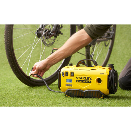 Compresseur jaune Stanley Fatmax pour vélo, utilisé sur gazon