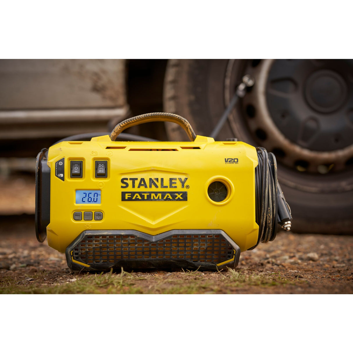 Compresseur polyvalent Stanley FATMAX jaune avec écran digital, pour gonflage automobile.