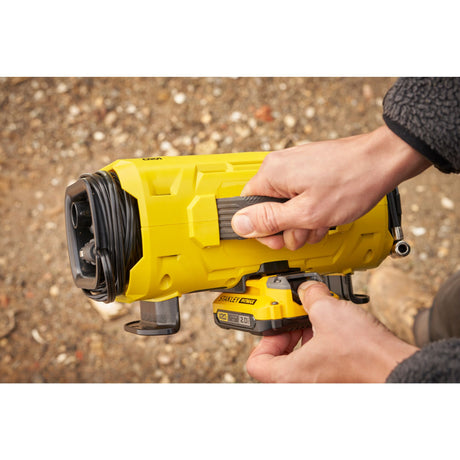 Projecteur LED Stanley, outil électroportatif jaune, manipulation sur chantier