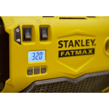 Compresseur Stanley Fatmax jaune avec écran numérique affichant 32 PSI