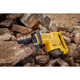 Marteau-piqueur Stanley, outil électrique jaune, sur des gravats de chantier