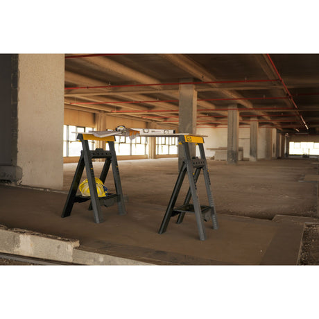 Tréteaux Stanley, support de chantier, couleur noire et jaune, sur un site de construction