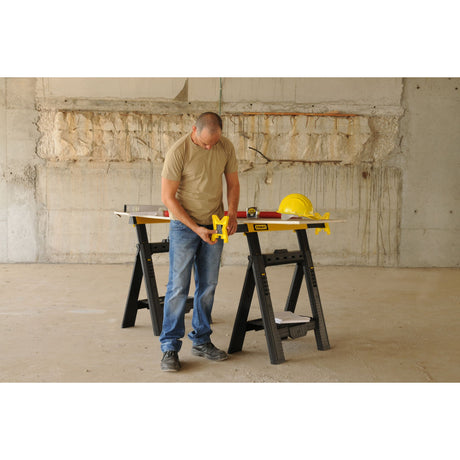 Tréteaux pliants Stanley, outillage de couleur noire et jaune utilisé sur chantier