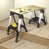 Établi Stanley, établi multifonction noir et jaune avec plateau, sur plancher en bois.