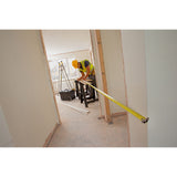Stanley mètre ruban, outil de mesure jaune, utilisé sur chantier de rénovation intérieure.