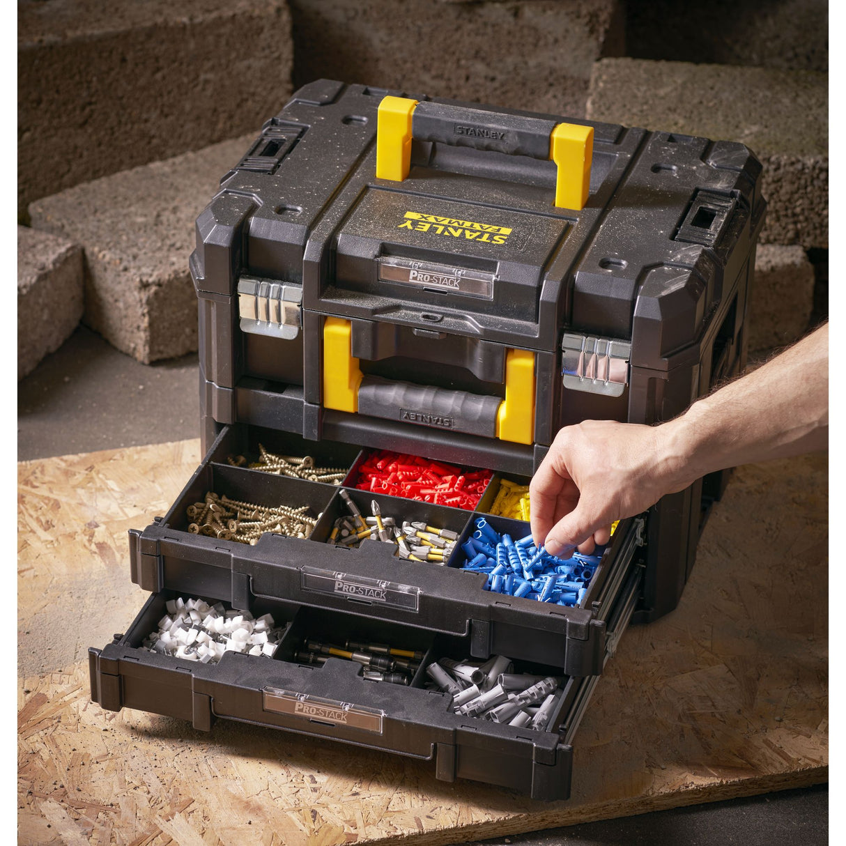 Boîte à outils Stanley, type organiseur, couleur noire avec compartiments visibles
