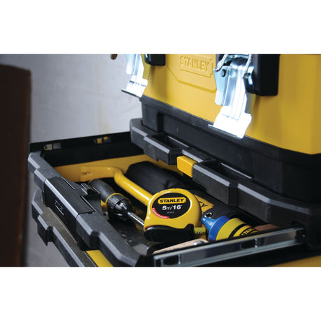 Boîte à outils Stanley jaune avec outils, boîte noire et jaune, produit de la marque Stanley.