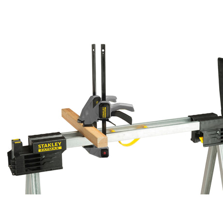 Établi pliant Stanley Fatmax, outillage gris et jaune avec serre-joint pour bois