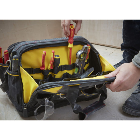 Sac à outils Stanley noir et jaune avec outils à main, tournevis et niveau à bulle