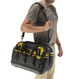 Sac à outils Stanley, noir et jaune, porté à l'épaule par un homme