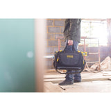 Sac à outils Stanley noir, sac de chantier professionnel porté par un ouvrier