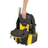Sac à outils Stanley jaune et noir, de type sac à dos, ouvert avec outils visibles à l'intérieur.
