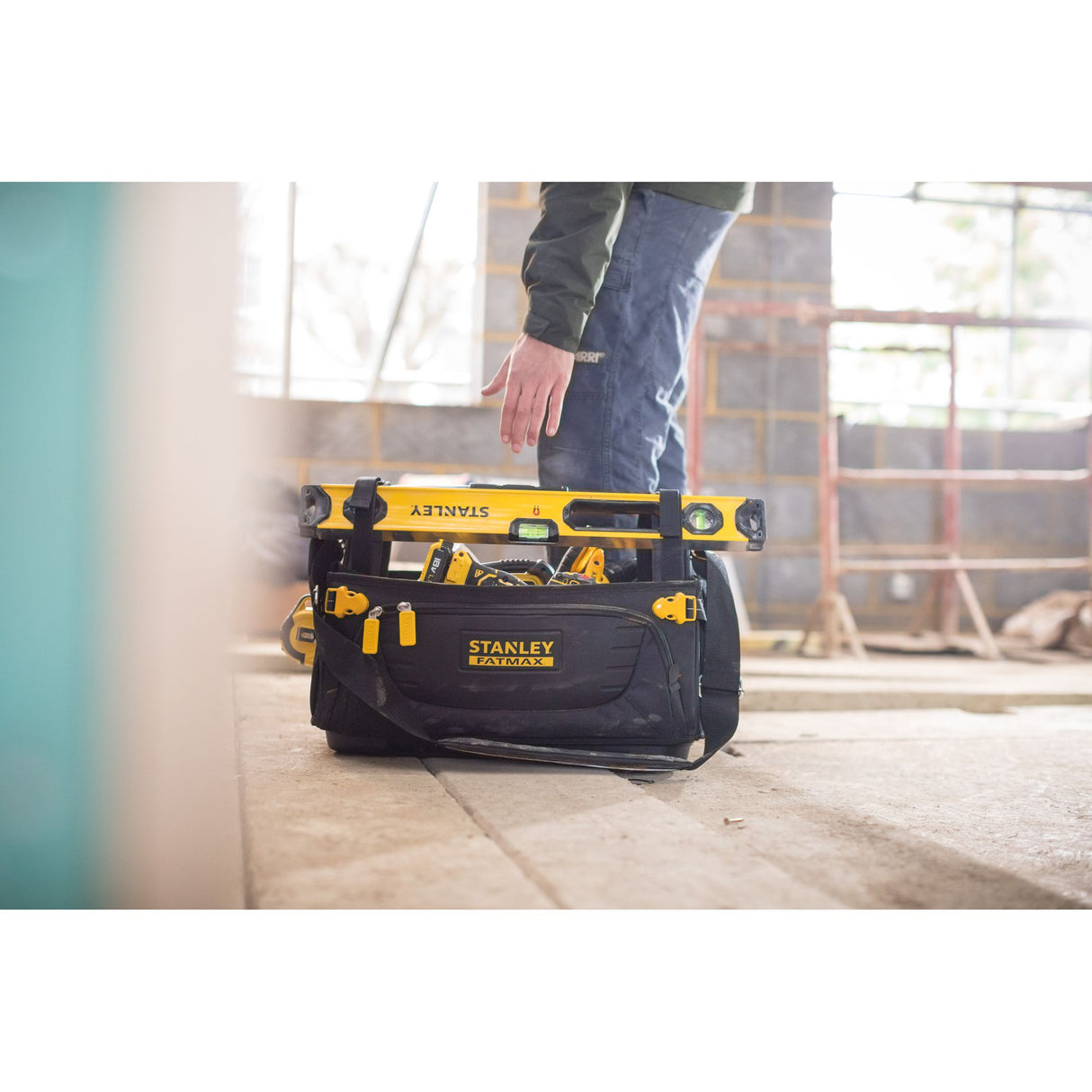 Sac à outils Stanley, type sacoche, couleur noir et jaune, sur chantier
