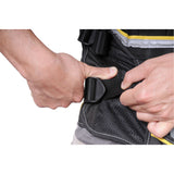 Stanley ceinture porte-outils noire ajustable, gros plan sur la boucle