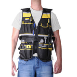 Gilet porte-outils Stanley noir et jaune, équipement pour outils, porté par un homme.