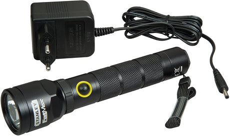 Lampe torche Stanley noire, type lampe LED rechargeable, avec chargeur secteur.