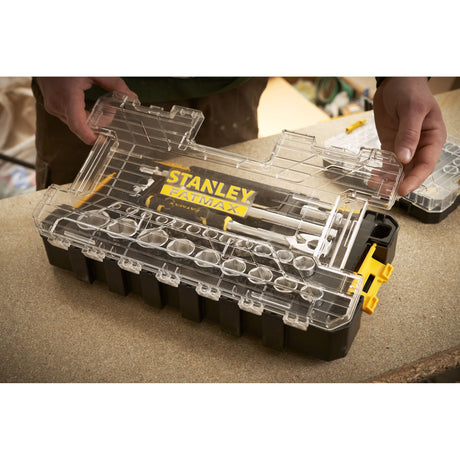 Boîte à outils Stanley Fatmax noire et transparente, type organiser, avec couvercle ouvert.