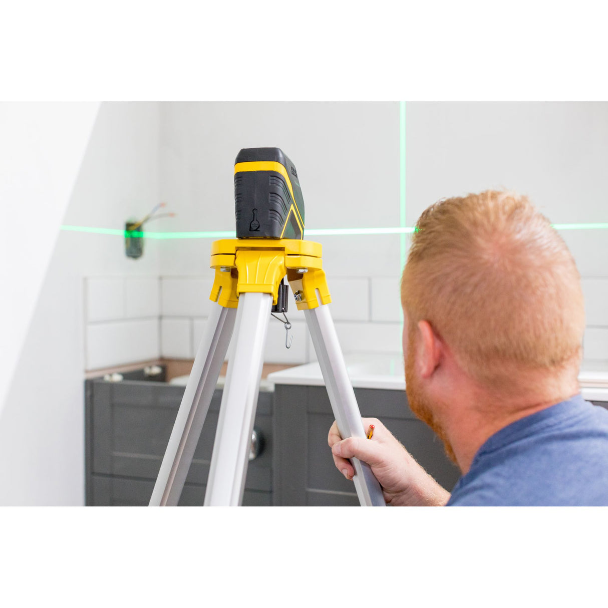 Niveau laser Stanley, appareil de mesure noir et jaune sur trépied, laser vert