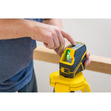 Niveau laser Stanley, outil de mesure jaune et noir, utilisé sur trépied.