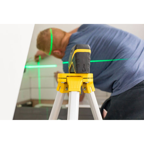 Niveau laser Stanley, outil de mesure jaune et noir, lignes vertes, utilisé en intérieur