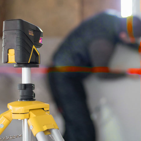 Niveau laser noir et jaune Stanley sur trépied, outil de mesure de précision