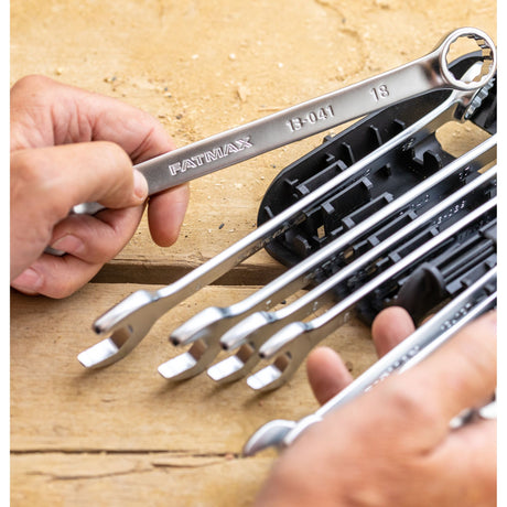 Clé mixte argentée Fatmax, outil de bricolage sur support noir.