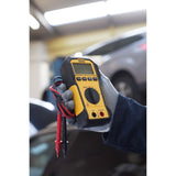 Multimètre jaune et noir Stanley, appareil de mesure électronique, tenu à la main