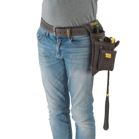 Ceinture porte-outils Stanley, marron, avec poches et outils visibles, portée à la taille.
