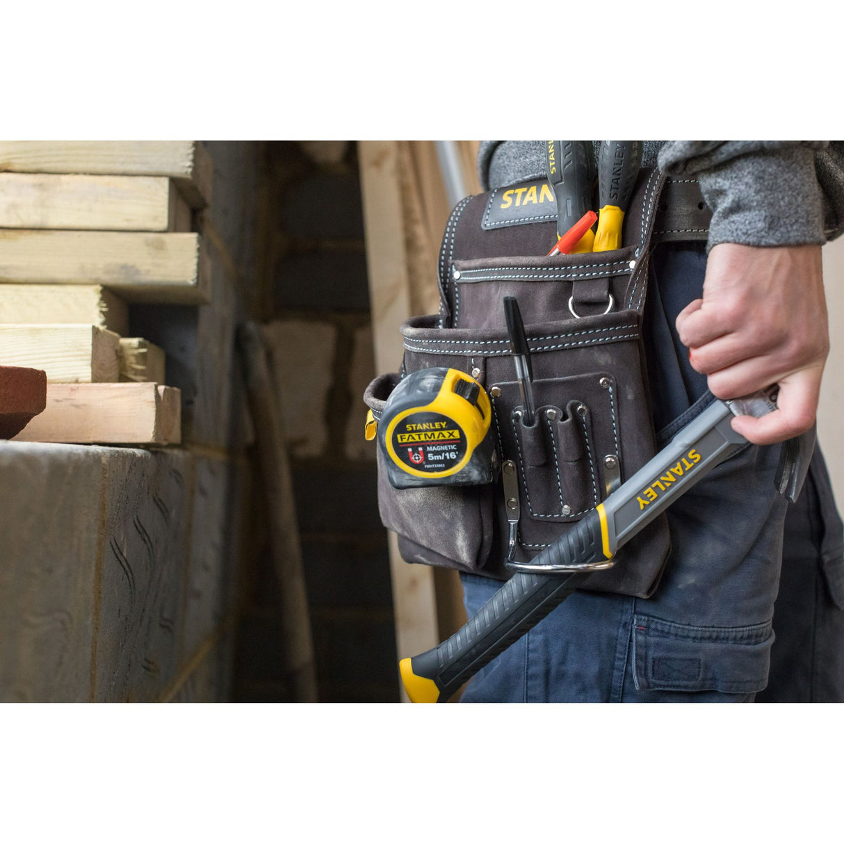 Ceinture à outils Stanley, type porte-outils, couleur noire et jaune, portée à la taille.