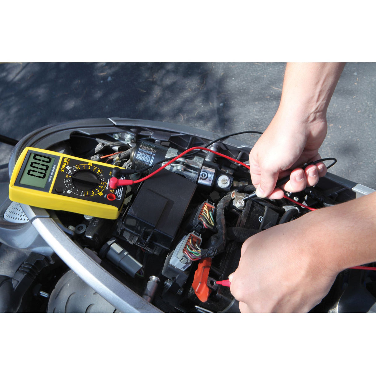 Multimètre numérique Stanley, outil de mesure, couleur jaune, utilisé sur un moteur