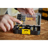 Boîte d’embouts de vissage DeWalt, outillage noir et jaune, marque DeWalt, ouverte sur une table.