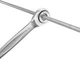 Clé à cliquet Facom, outil argenté, utilisée sur une tige filetée, couleur argent.