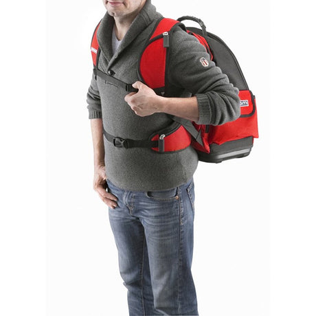 Sac à dos Facom pour outillage, rouge et noir, porté par un homme