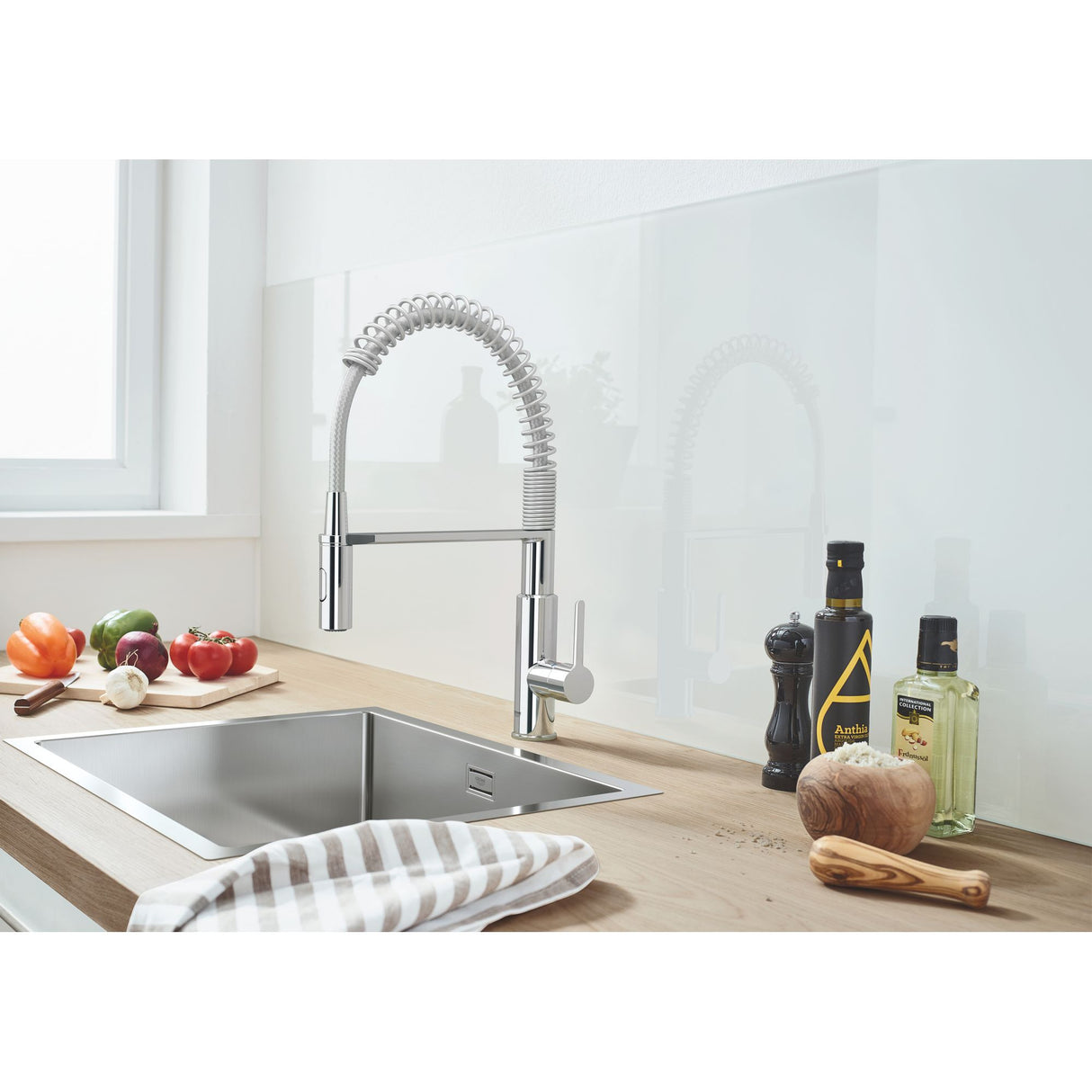 Mitigeur cuisine Grohe, robinet inox, couleur chromée, design professionnel moderne