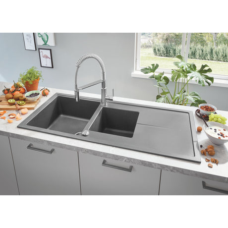 Évier de cuisine Grohe, type évier double bac, couleur gris, design moderne.