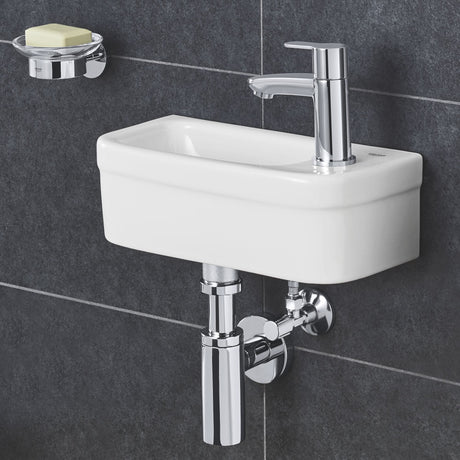 Vasque blanche Grohe, lavabo mural rectangulaire avec robinet chromé, salle de bain