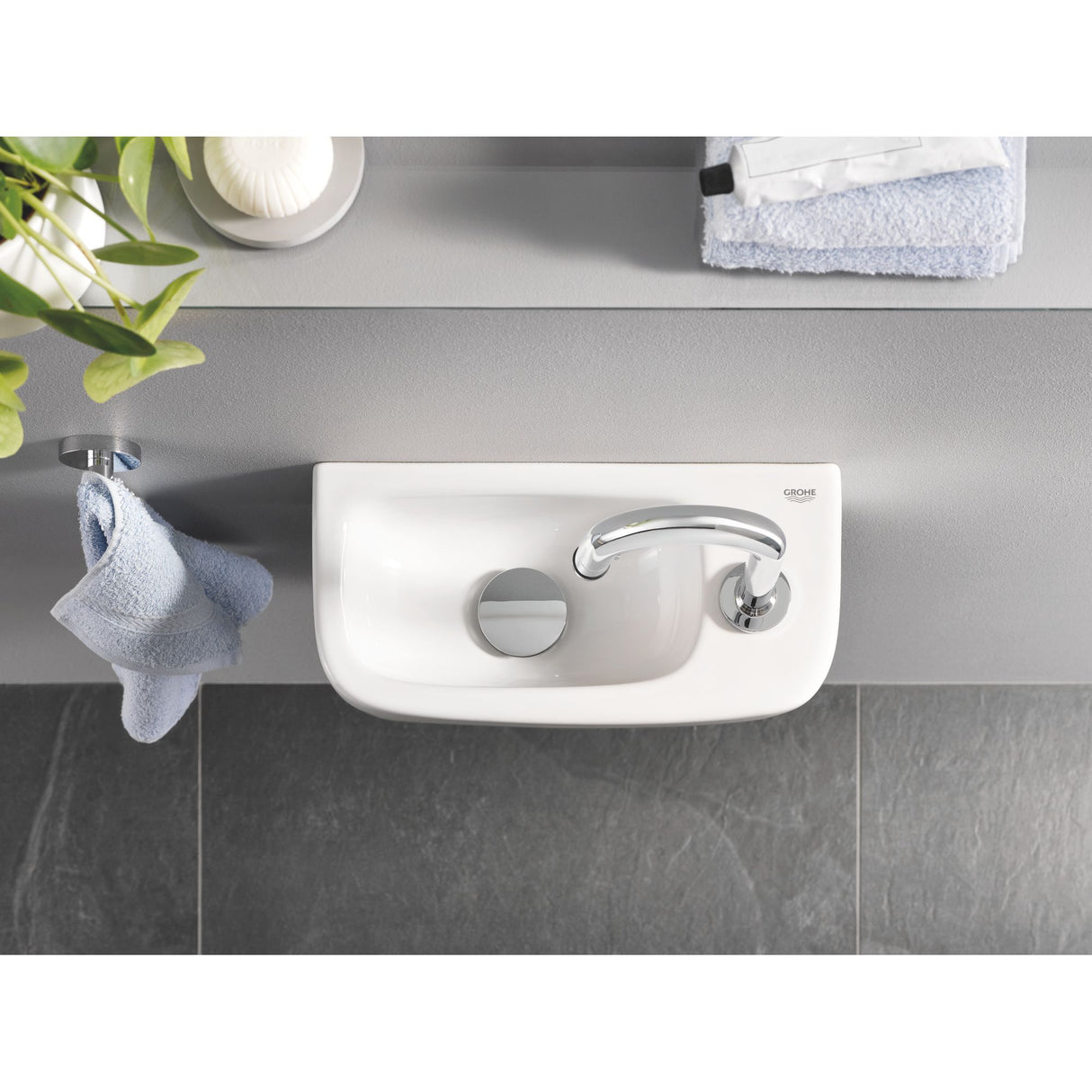 Lavabo Grohe blanc compact, robinet chrome, pour salle de bain moderne