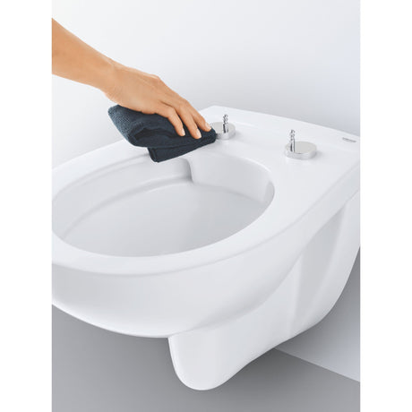 Bidet blanc Grohe, céramique sanitaire, nettoyage à la main, design moderne