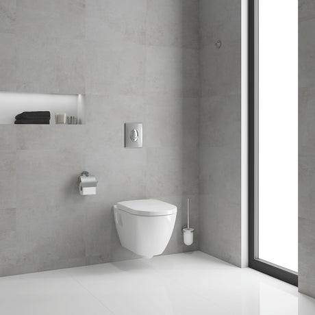 Toilette suspendue Grohe blanche dans une salle de bain moderne avec finition grise.