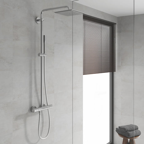 Colonne de douche Grohe chromée, robinetterie de salle de bain moderne, couleur argentée