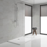 Colonne de douche Grohe, produit sanitaire, couleur chromée, installée dans une salle de bain moderne