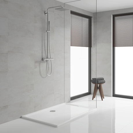 Colonne de douche Grohe, produit sanitaire, couleur chromée, installée dans une salle de bain moderne
